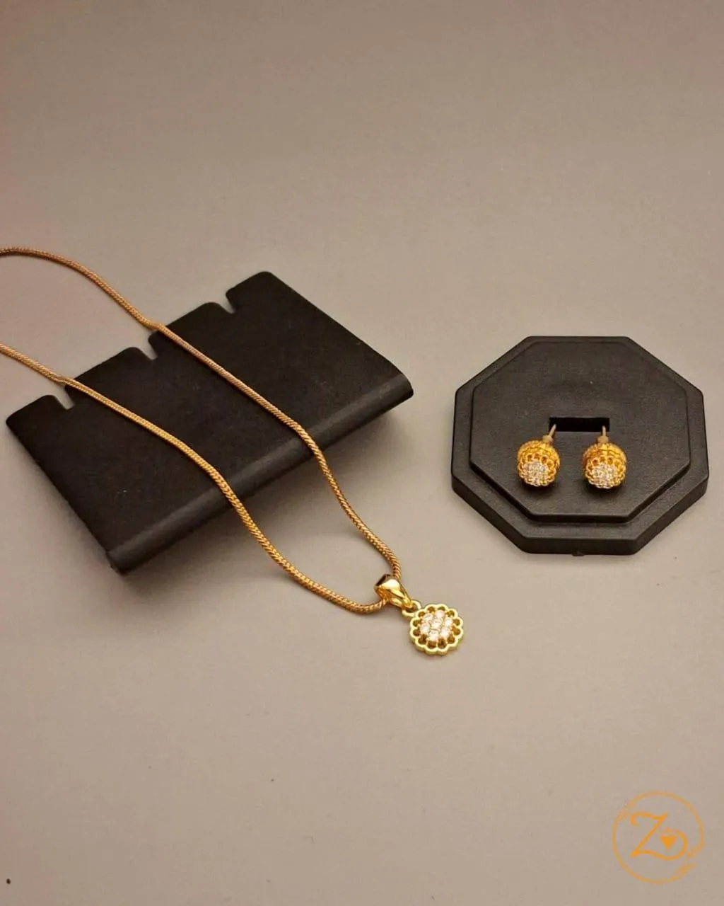 Zevarly Delicate Daisy Pendant Set
